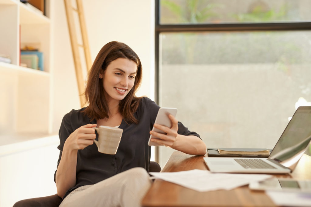 earn-index coffee sipping iphone user